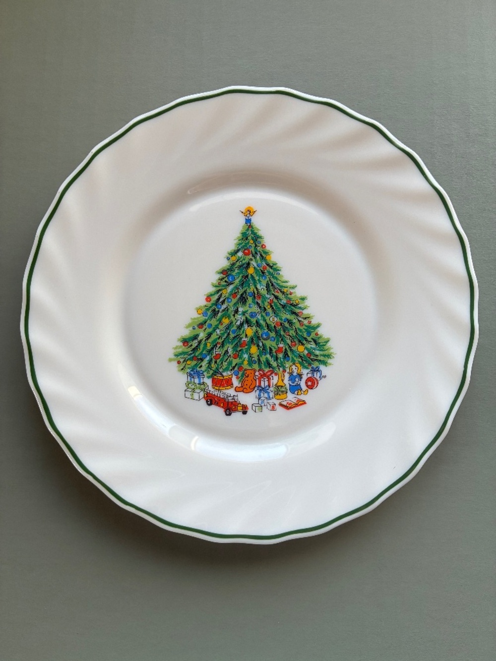 Set of 4 House of Salem Porcelle NOEL Christmas Salad Plates | Milk Glass Green
